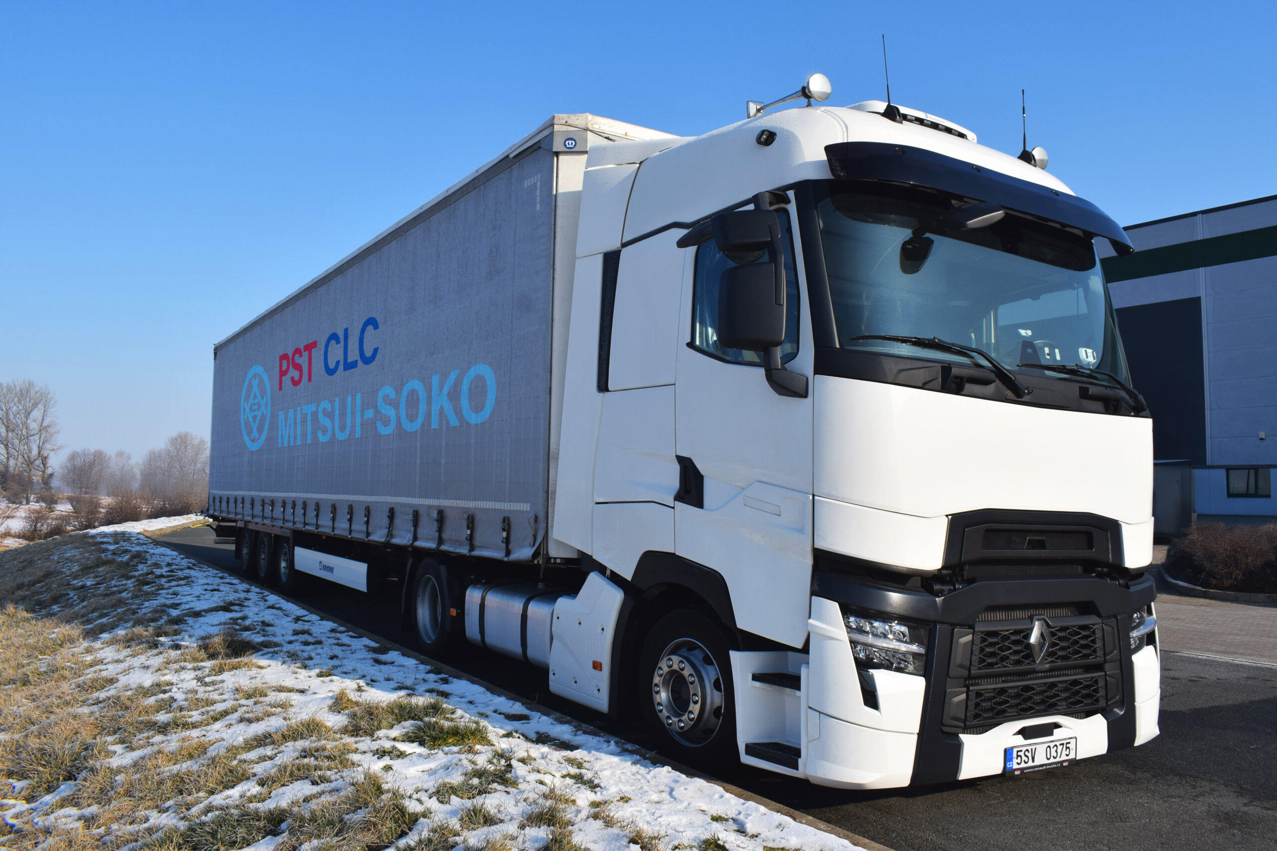 PST CLC Mitsui-Soko starts operation of its own tractor-trailer with mega-trailer as part of international transport